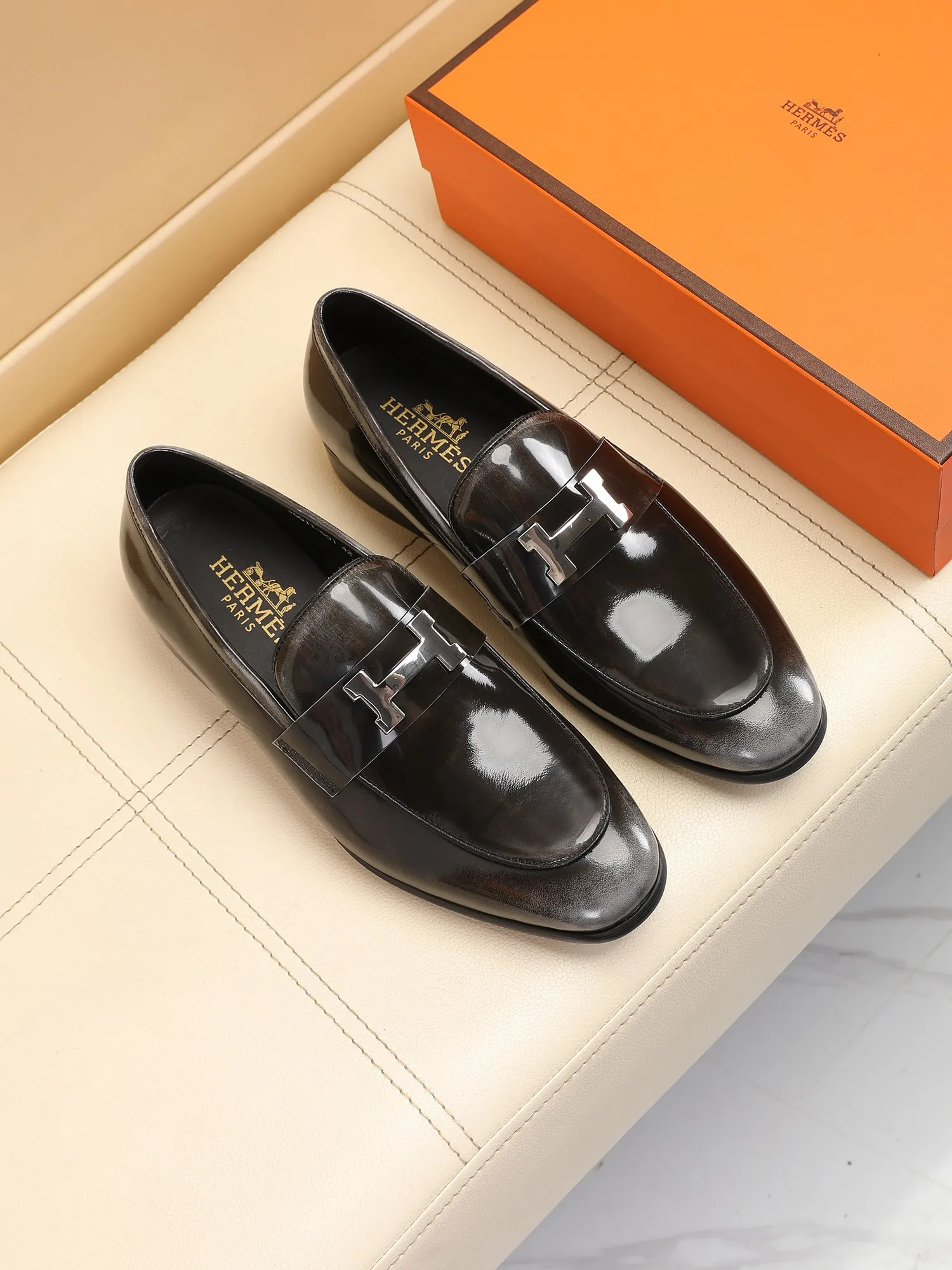 Factory price 460💶[HERMES] (cowhide lining)🍀Italian top luxury🍀He does not pursue novel styles and gorgeous colors, but attracts the favor of successful men with his flawless, elegant and classic style! This very, very comfortable, simple and stable style makes it easy to match any style! The pattern is absolutely 1:1 refined from the original case, and we strive for excellence in materials, imported cowhide + cowhide lining💪💪💪extraordinary texture👍! .Code number: 39 to 44 (38.4546 customized)